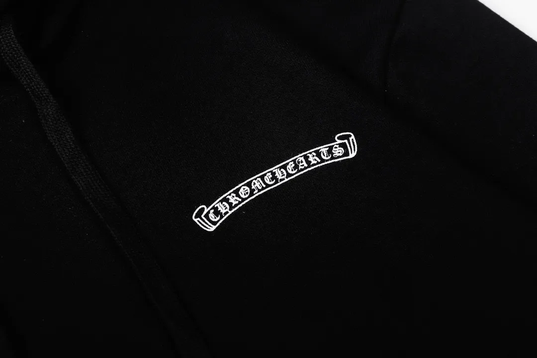M16—P210 -Chrome Hearts/Chrome Hearts printed sweatshirt cardigan jacket -420 grams of high-density, high-quality wool, soft, delicate and skin-friendly, soft and silky to the touch, warm and skin-friendly -The hardware and zipper accessories are all customized and full of details -Colour: black -Size: S M L XL